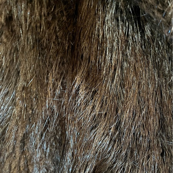 Beaver Fur Coat. SIZE Small to Medium or 6-8. Warm. Steen & Wright Furriers. - Picture 5 of 15